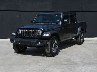 Used 2024 Jeep Gladiator Sport AWD/4WD video 2
