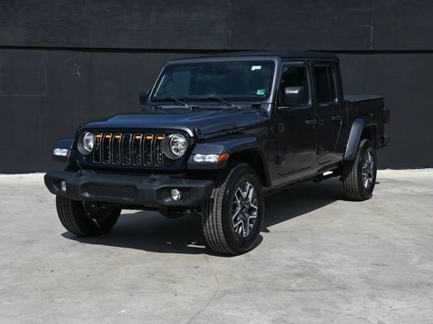 Used 2024 Jeep Gladiator Sport AWD/4WD image 2