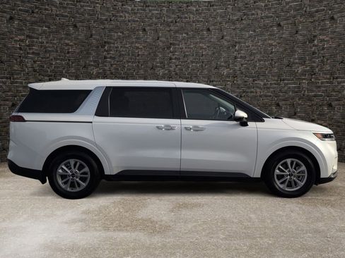 Used 2024 Kia Carnival LX FWD image 3