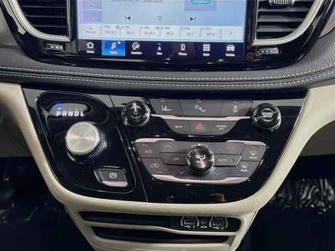Used 2024 Chrysler Pacifica Limited FWD image 16