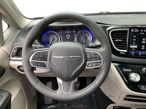 Used 2024 Chrysler Pacifica Touring-L image 15