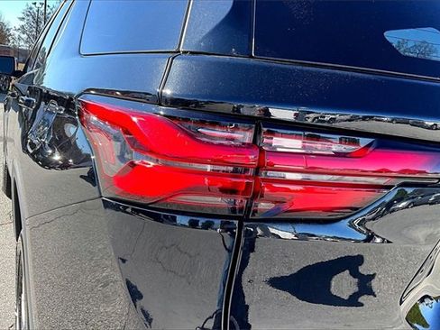 Used 2023 Chevrolet Traverse LT image 23