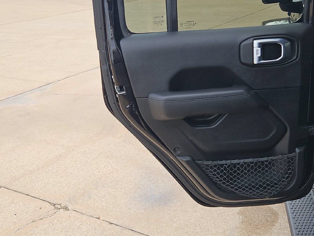 Used 2021 Jeep Wrangler Unlimited Sahara AWD/4WD image 18
