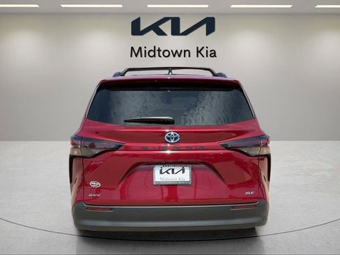 Used 2025 Toyota Sienna XLE FWD image 4