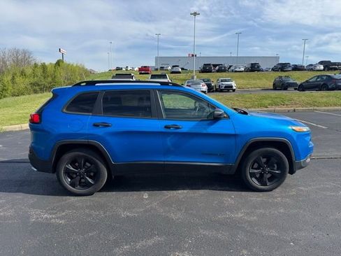 Used 2017 Jeep Cherokee Altitude image 2