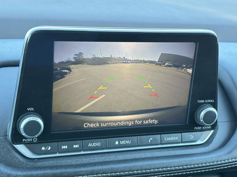 Used 2023 Nissan Rogue S image 17