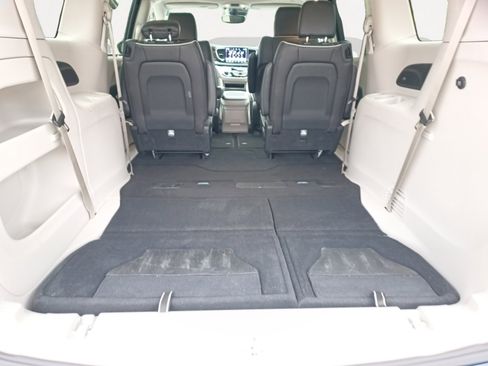 Certified 2024 Chrysler Pacifica Limited image 12