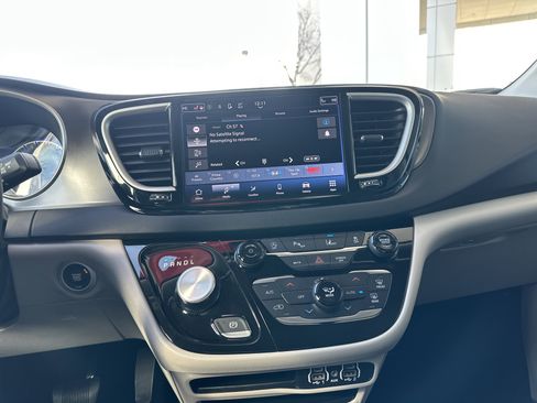 Used 2024 Chrysler Pacifica Touring-L image 33