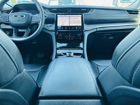 Used 2023 Jeep Grand Cherokee Limited w/ Black Appearance Package image 28