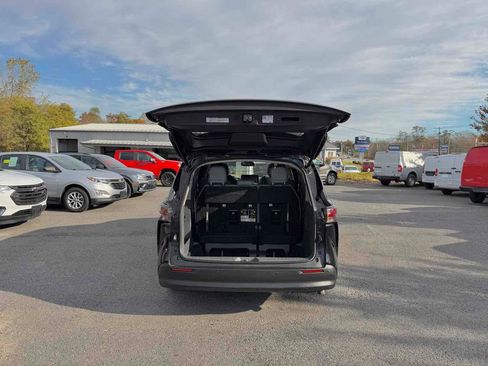 Used 2024 Toyota Sienna XLE image 32