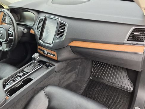 Used 2021 Volvo XC90 T6 Momentum AWD/4WD image 23