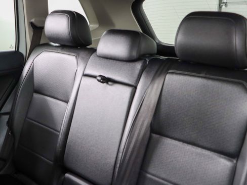 Used 2020 Volkswagen Tiguan SE image 25