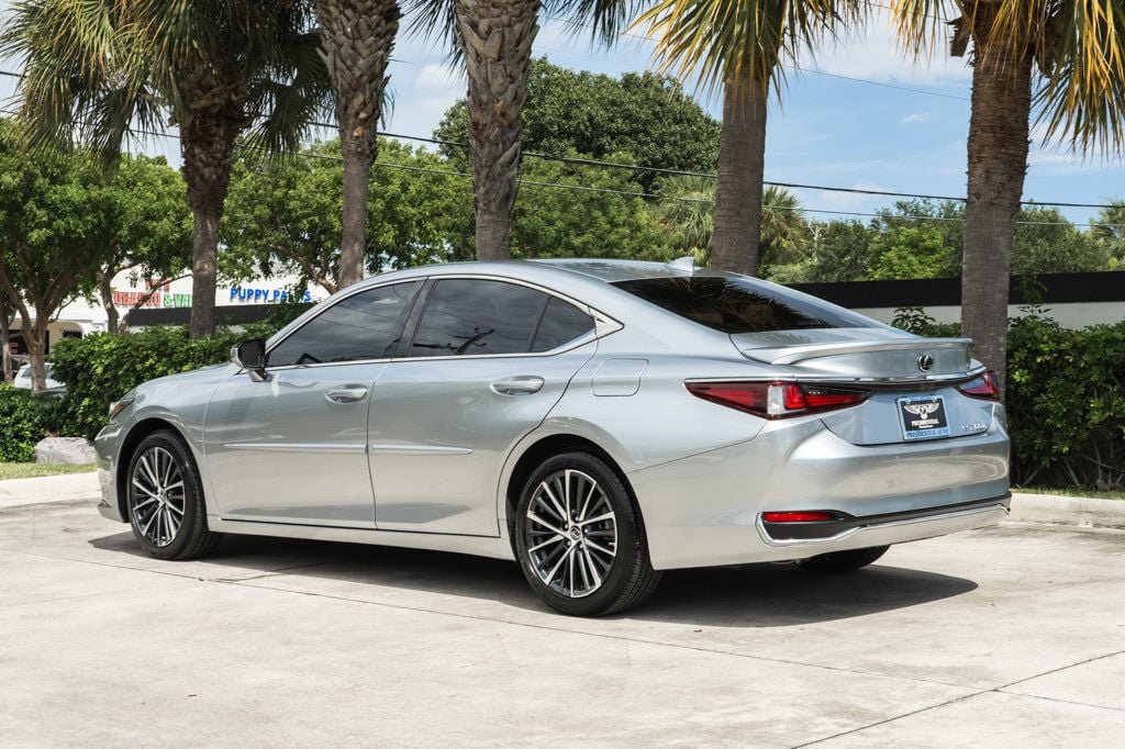 Used 2025 Lexus ES 300h w/ Premium Package FWD image 4