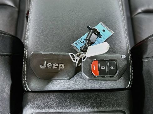 Used 2023 Jeep Wrangler Unlimited Sahara AWD/4WD image 31