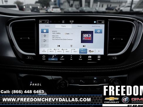 Used 2025 Chrysler Pacifica Limited image 5