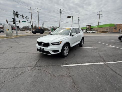 Used 2020 Volvo XC40 T4 Momentum image 6