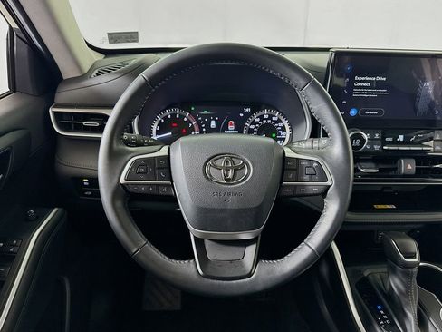 Used 2023 Toyota Highlander XLE AWD/4WD image 11