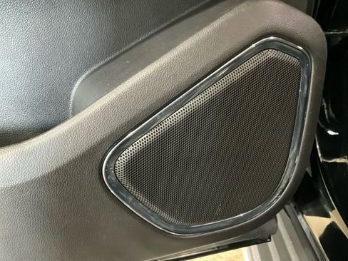 Used 2018 GMC Yukon SLT image 32