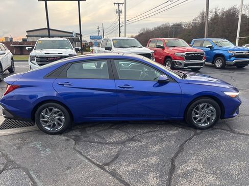 Used 2024 Hyundai Elantra Blue image 4