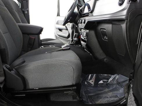 Used 2025 Jeep Wrangler Unlimited Sahara w/ Safety Group AWD/4WD image 19