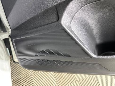 Used 2024 Volkswagen Taos SE image 30