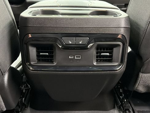 Used 2024 GMC Sierra 1500 AT4 w/ Technology Package AWD/4WD image 43