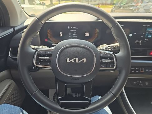 Used 2025 Kia Carnival FWD image 15