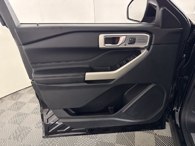 Used 2021 Ford Explorer Limited w/ Equipment Group 301A AWD/4WD image 29