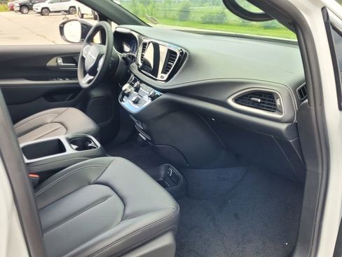 New 2026 Chrysler Pacifica Select image 37