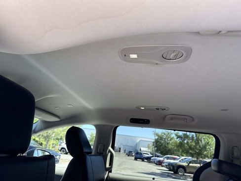 Used 2023 Chrysler Pacifica Touring-L FWD image 16