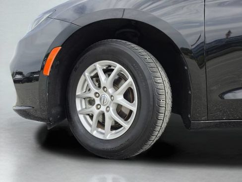 Used 2024 Chrysler Pacifica Touring-L FWD image 38