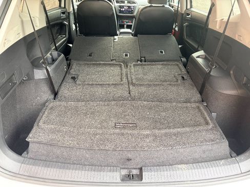 Used 2022 Volkswagen Tiguan SE w/ Panoramic Sunroof Package FWD image 26