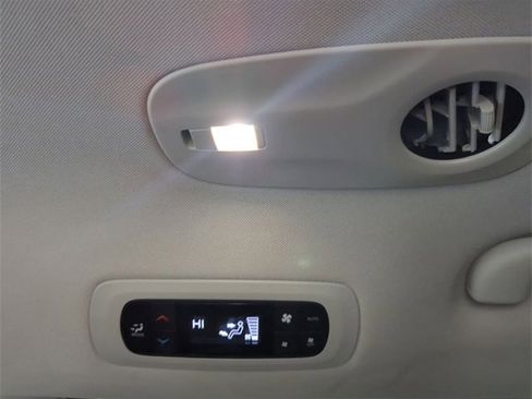 Used 2024 Chrysler Pacifica Select image 21