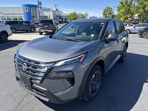 Used 2025 Nissan Rogue SV FWD image 2