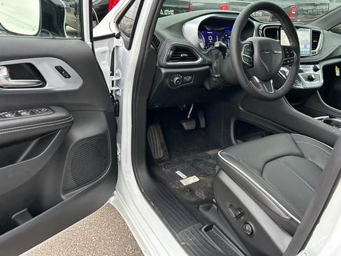 New 2026 Chrysler Pacifica Limited image 7