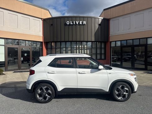Used 2025 Hyundai Venue SEL image 8