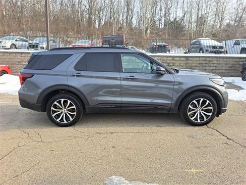 Used 2025 Ford Explorer ST-Line image 6