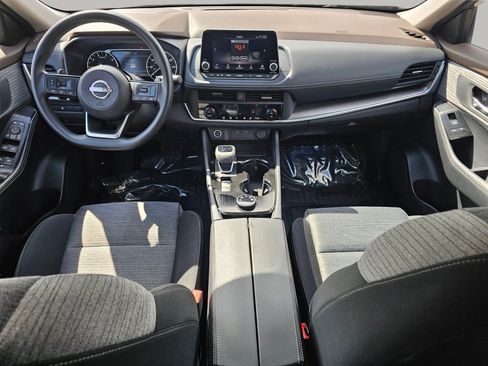 Used 2023 Nissan Rogue SV image 2