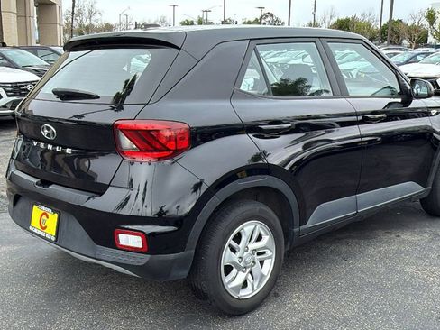 Used 2023 Hyundai Venue SE image 3