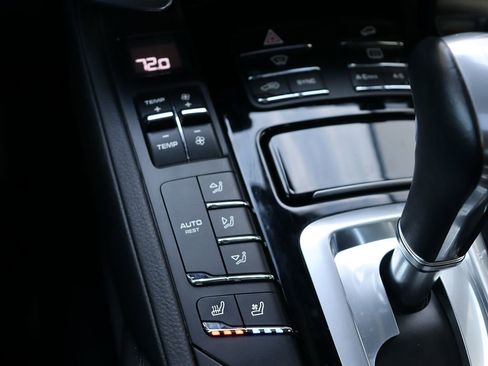 Used 2018 Porsche Cayenne Platinum Edition image 30