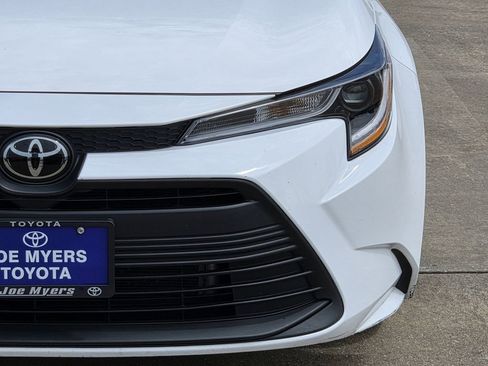 Used 2025 Toyota Corolla LE FWD image 4