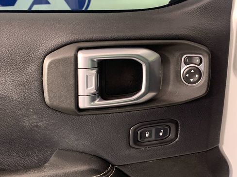 Used 2018 Jeep Wrangler Unlimited Sahara image 15