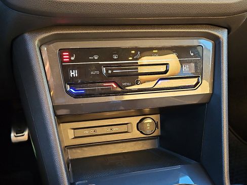 Certified 2022 Volkswagen Tiguan SE R-Line image 15