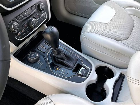 Certified 2022 Jeep Cherokee Limited w/ Elite Package AWD/4WD image 32