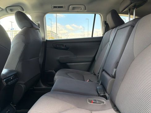 Used 2021 Toyota Highlander LE image 20