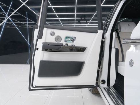 Used 2023 Rolls-Royce Phantom Sedan image 41