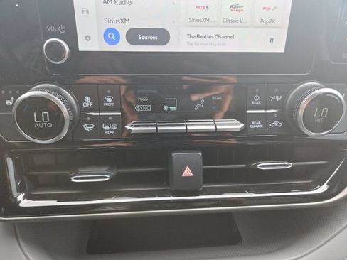 Used 2023 Toyota Highlander XLE AWD/4WD image 30