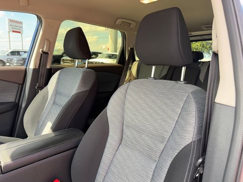 Used 2023 Nissan Rogue SV FWD image 10