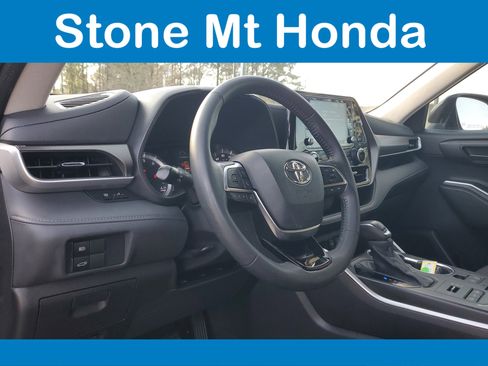 Used 2021 Toyota Highlander LE image 20