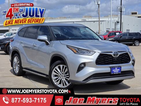 Used 2023 Toyota Highlander Platinum FWD image 1